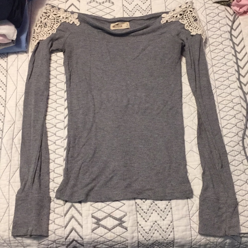 very very cute hollister shirt !